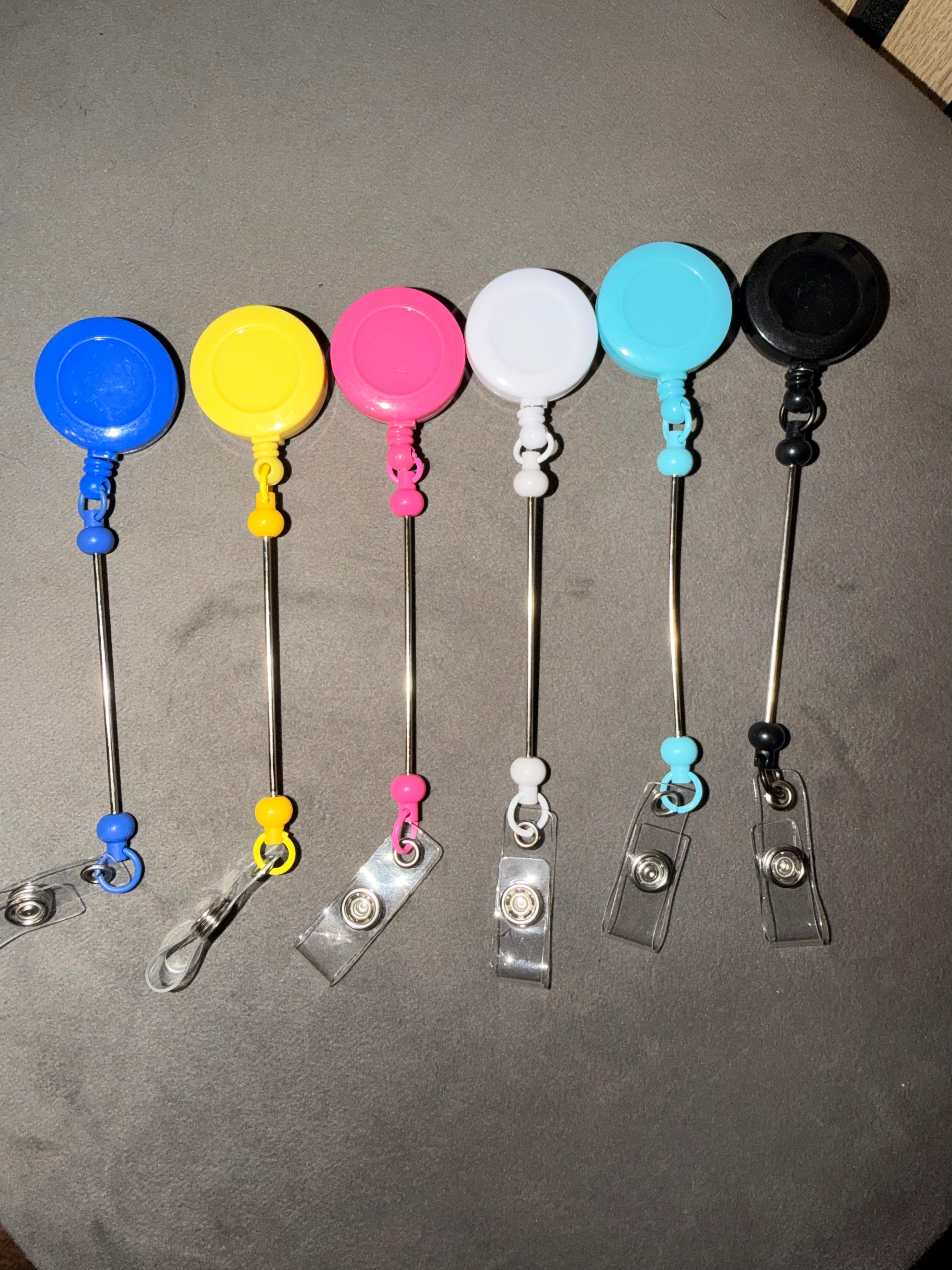 Porte, badge, enrouleur