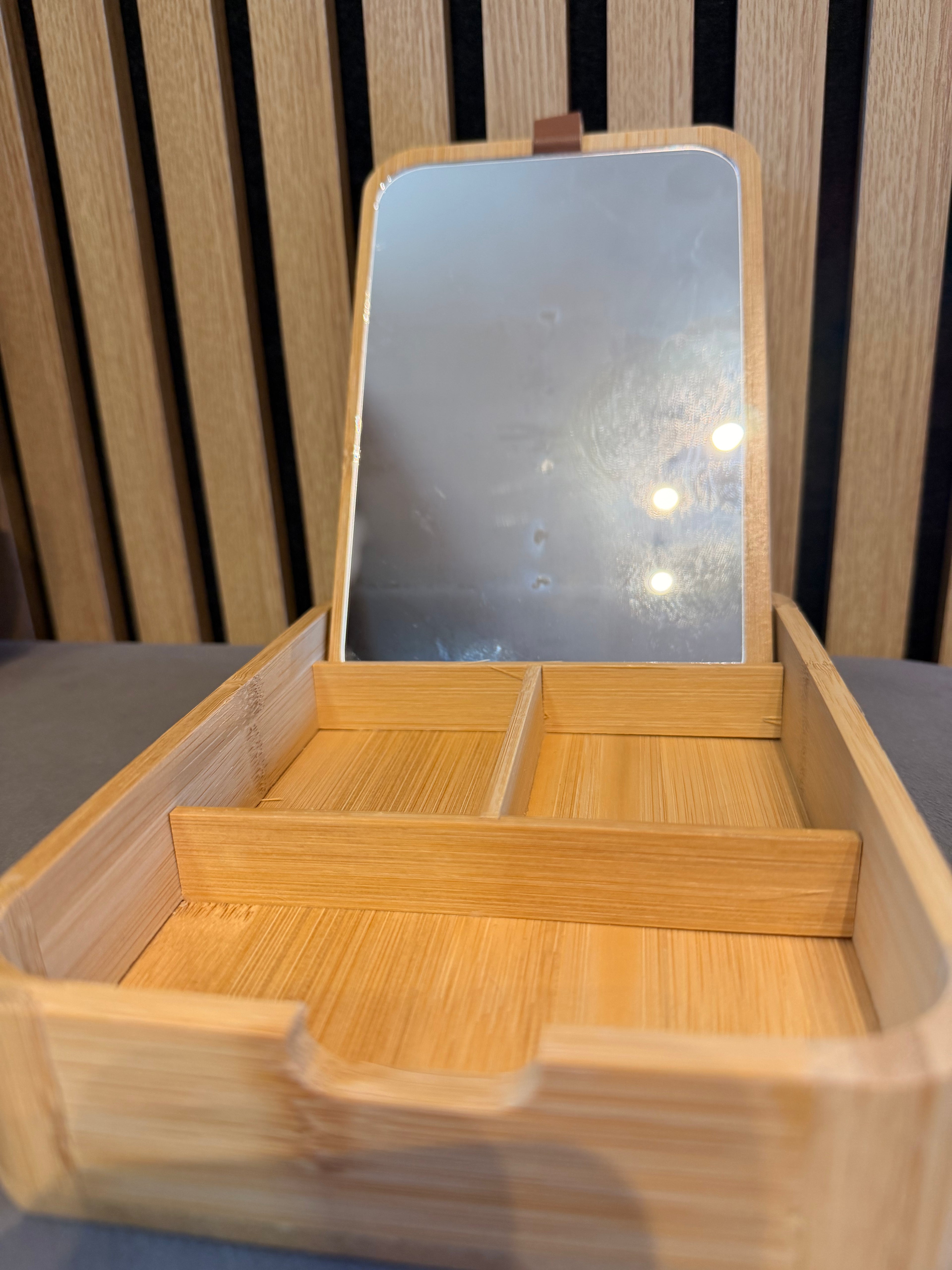 Organisateur et miroir inclus